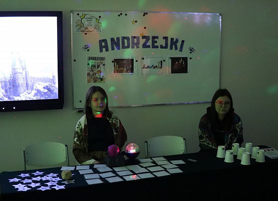 uczennice na stanowisku z wróżbami