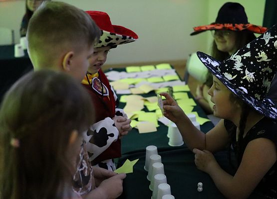 uczniowie na stanowisku z wróżbami