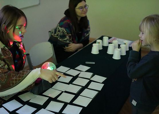 uczniowie na stanowisku z wróżbami