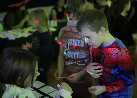 uczniowie na stanowisku z wróżbami