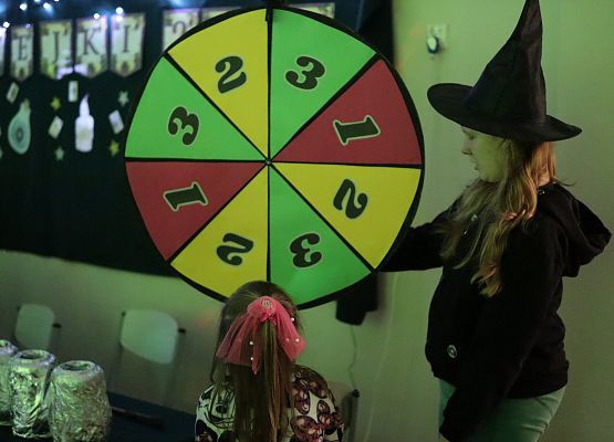 uczniowie na stanowisku z wróżbami