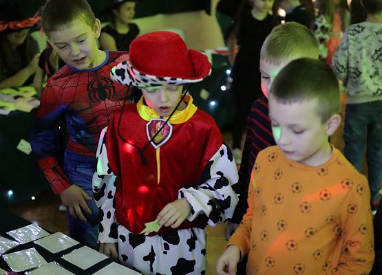 uczniowie na stanowisku z wróżbami