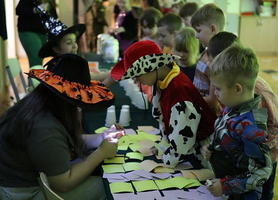uczniowie na stanowisku z wróżbami