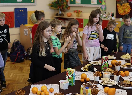 dzieci podczas słodkiego poczęstunku