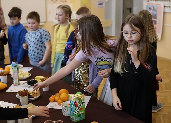 dzieci podczas słodkiego poczęstunku