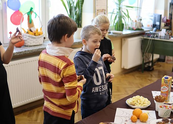 dzieci podczas słodkiego poczęstunku