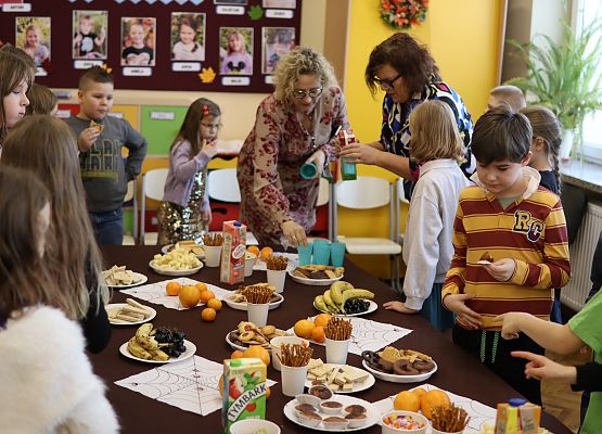 dzieci podczas słodkiego poczęstunku