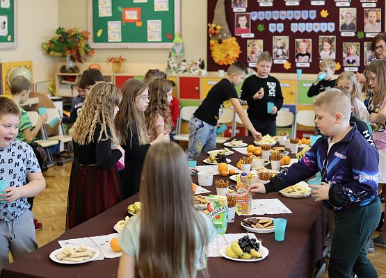 dzieci podczas słodkiego poczęstunku