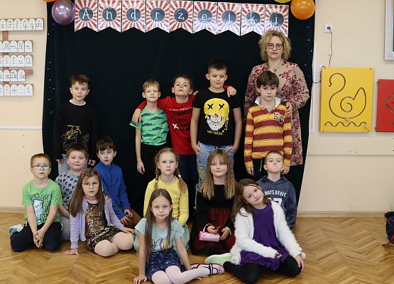 zdjęcie grupowe drugoklasistów z nauczycielką