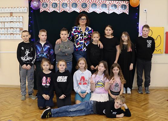 zdjęcie grupowe trzecioklasistów z naucycielką