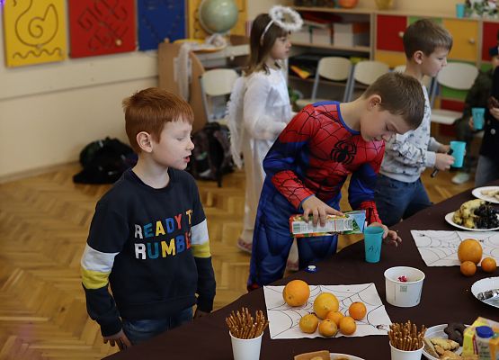 dzieci podczas słodkiego poczęstunku