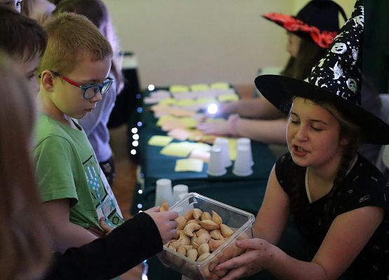 uczniowie na stanowisku z wróżbami