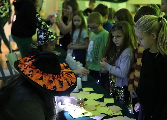 uczniowie na stanowisku z wróżbami