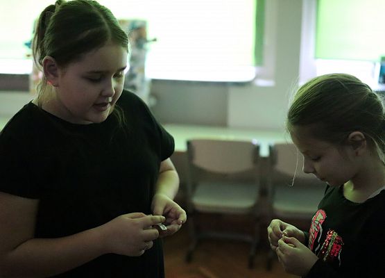 dziewczynki odczytują wróżbę z ciastek