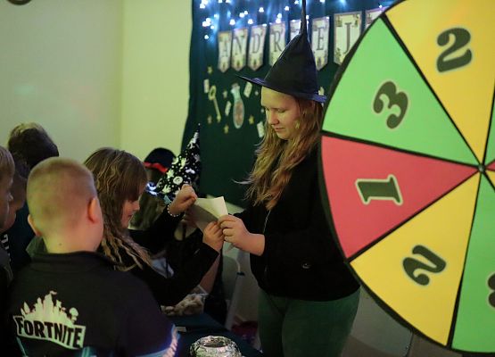 uczniowie na stanowisku z wróżbami