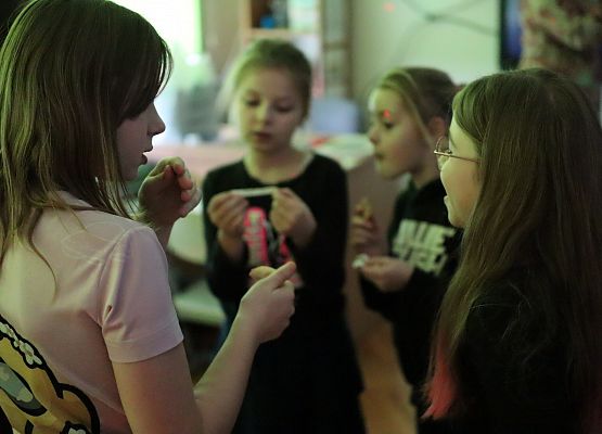 dziewczynki odczytują wróżbę z ciastek