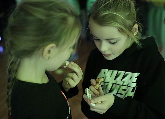 dziewczynki odczytują wróżbę z ciastek