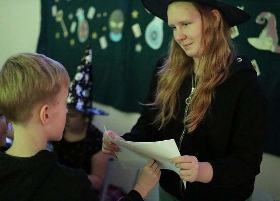 uczniowie na stanowisku z wróżbami