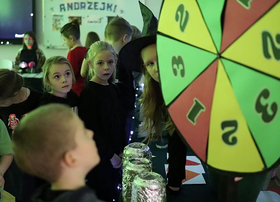 uczniowie na stanowisku z wróżbami