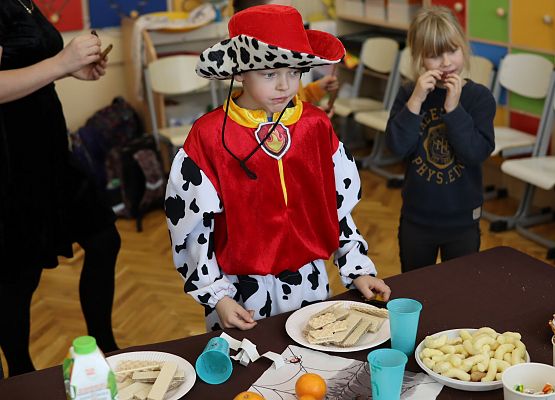 uczniowie podczas słodkiego poczęstunku