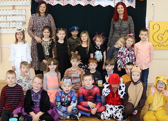 zdjęcie grupowe pierwszoklasistów z nauczycielkami