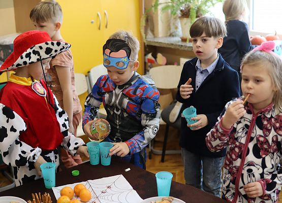 uczniowie podczas słodkiego poczęstunku