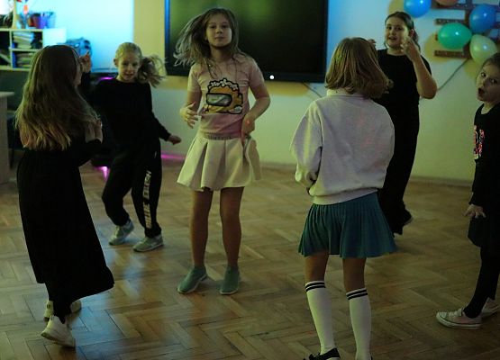 uczniowie tańczą podczas zabawy andrzejkowej