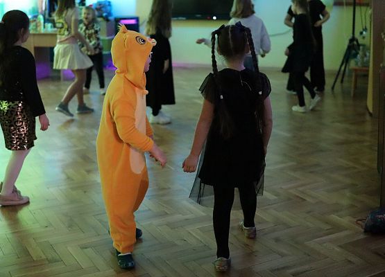 uczniowie tańczą podczas zabawy andrzejkowej