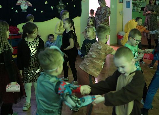 uczniowie tańczą podczas zabawy andrzejkowej