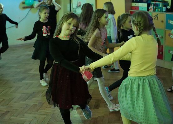 uczniowie tańczą podczas zabawy andrzejkowej