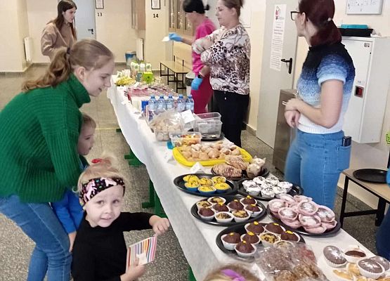 Rada Rodziców i dzieci przy stoisku ze smakołykami