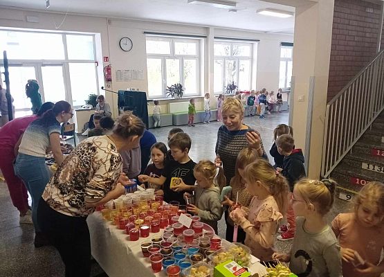 Rada Rodziców i dzieci przy stoisku ze smakołykami