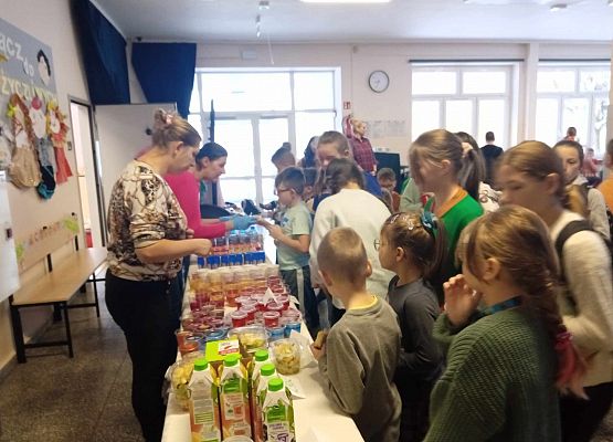 Rada Rodziców i uczniowie przy stoisku ze smakołykami