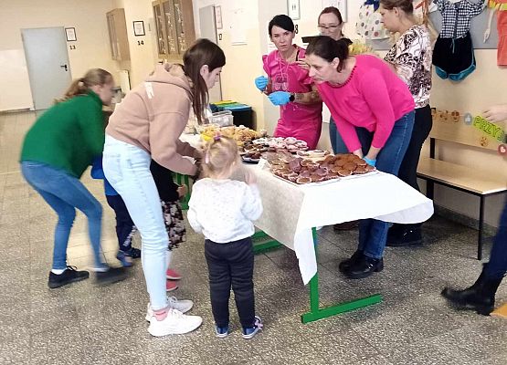 Rada Rodziców i dzieci przy stoisku ze smakołykami