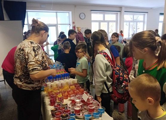Rada Rodziców i uczniowie przy stoisku ze smakołykami