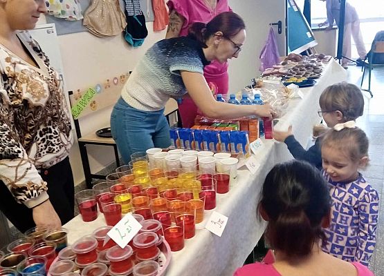 Rada Rodziców i uczniowie przy stoisku ze smakołykami