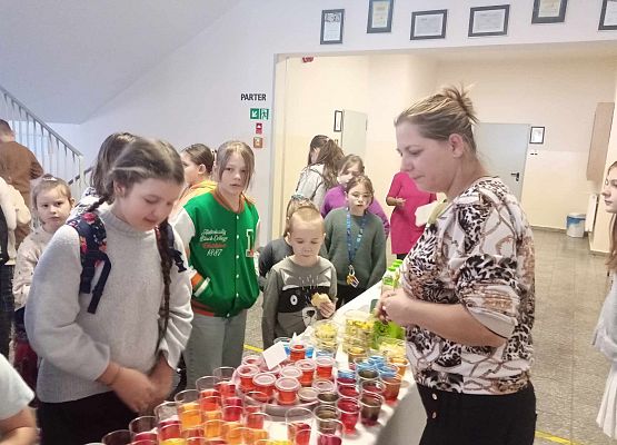 uczniowie wybierają przekąski