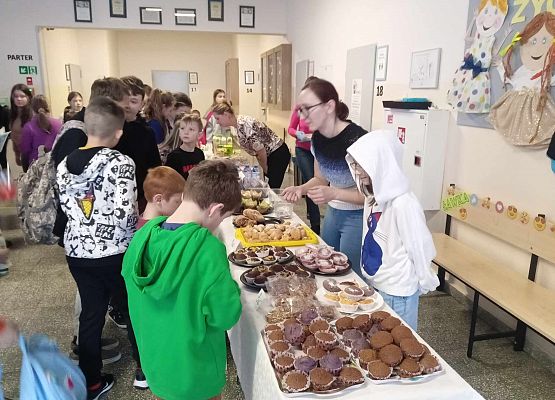 uczniowie wybierają przekąski