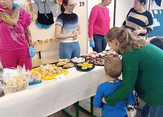 Panie z Rady Rodziców przy stoisku ze zdrowymi przekąskami