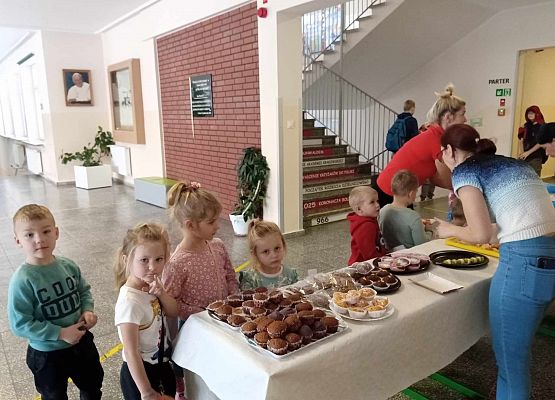 dzieci wybierają smaczne przekąski