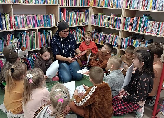Bibliotekarka czyta dzieciom książkę