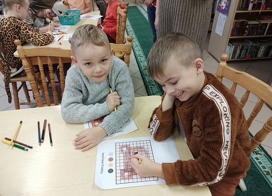 Dzieci bawią się w kodowanie