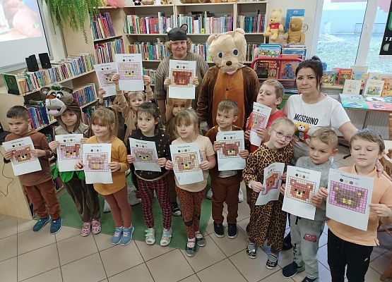 dzieci prezentują wykonane zadanie