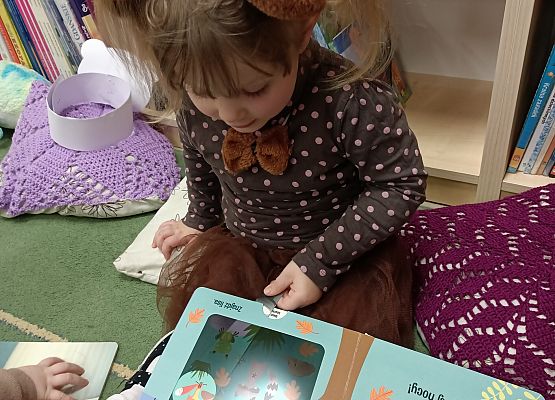 dziecko ogląda książkę
