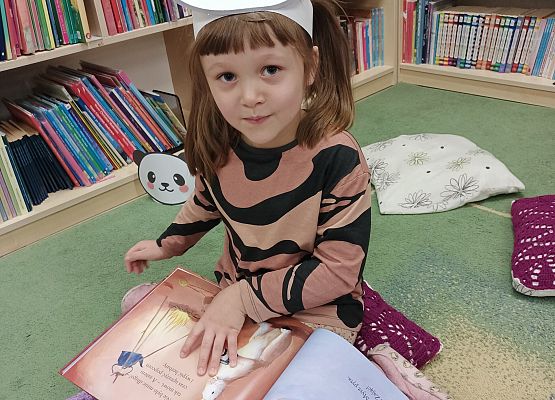 dziecko ogląda książkę