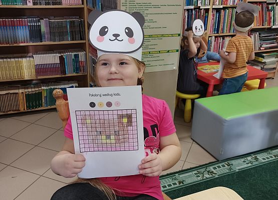 dziewczynka prezentuje swoją pracę