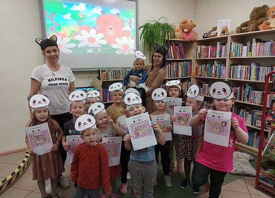 grupa dzieci w bibliotece