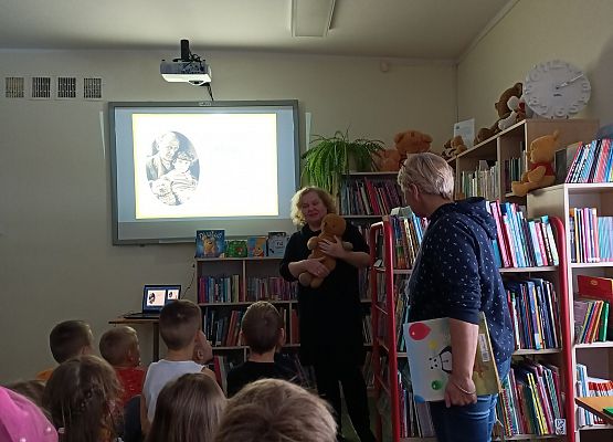 bibliotekarka opowiada dzieciom o misiu
