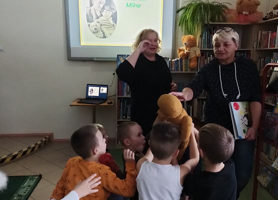 dzieci oglądają misia