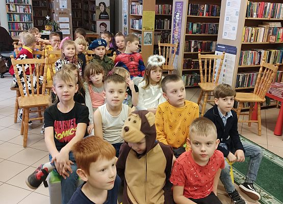 dzieci siedzą w bibliotece